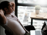 5 egyszerű stresszoldó módszer irodai székben ülve